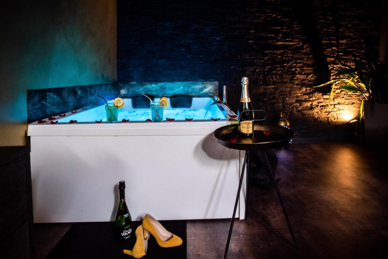 Love Suites & Spa "Le Loft" Avec Jacuzzi Privatif Medis Bagian luar foto