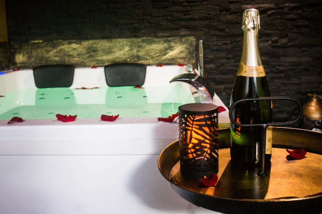 Love Suites & Spa "Le Loft" Avec Jacuzzi Privatif Medis Bagian luar foto